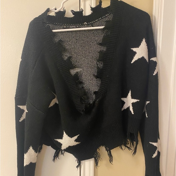 Zaful oversize cropped sweater. Never worn. The front is cropped. - Picture 1 of 3